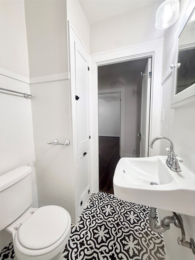 Building Photo - 1136 Berthea St