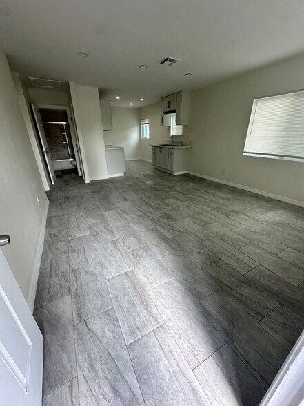 Building Photo - 731 W 99th St