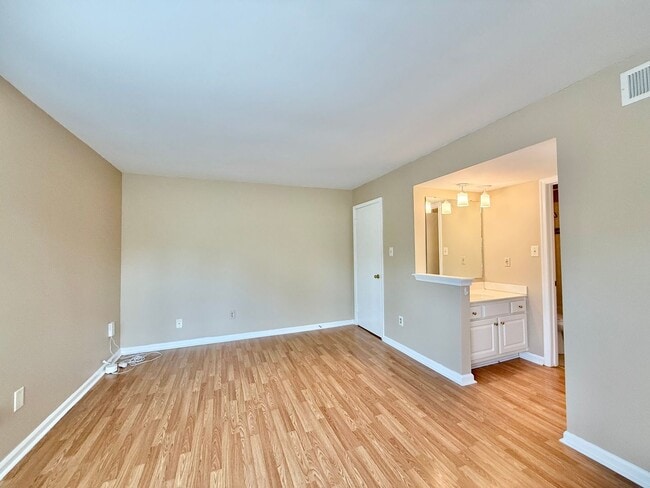 Building Photo - Newly Remodeled 2BD, 1.5BA Raleigh Condo in Prime Location with HOA Amenities