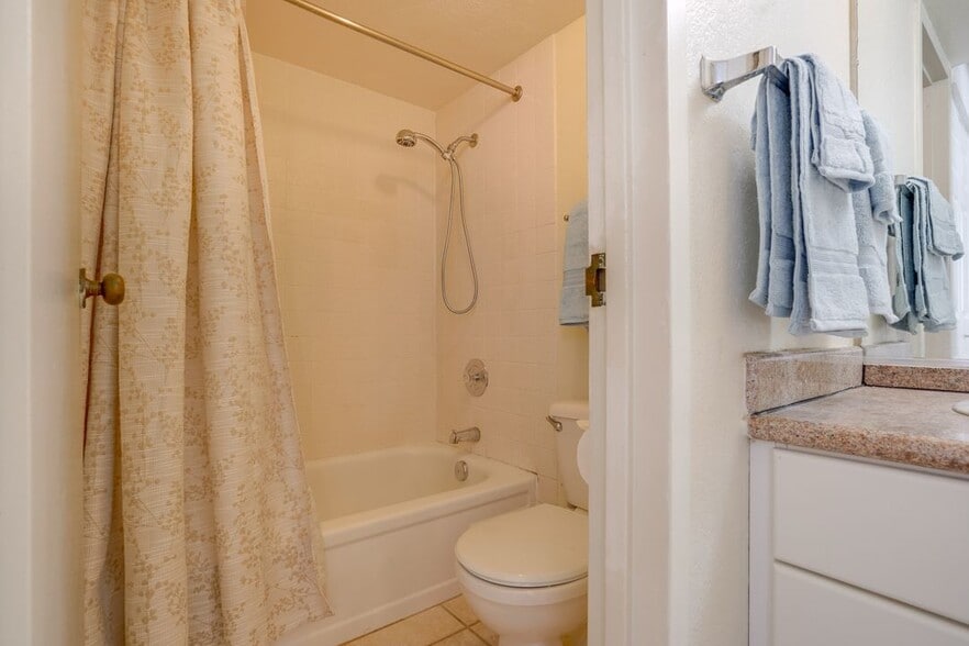 Shower bath - 1920 Ala Moana Blvd