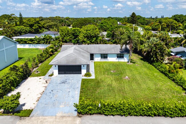 Building Photo - 3135 S Seacrest Blvd
