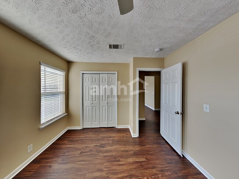 Building Photo - 313 School House Ct