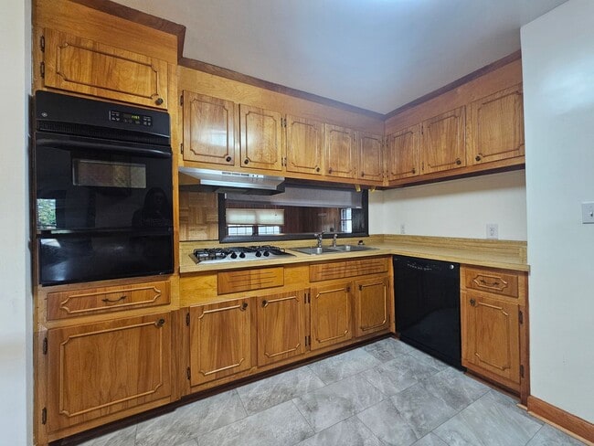 Building Photo - Manor View