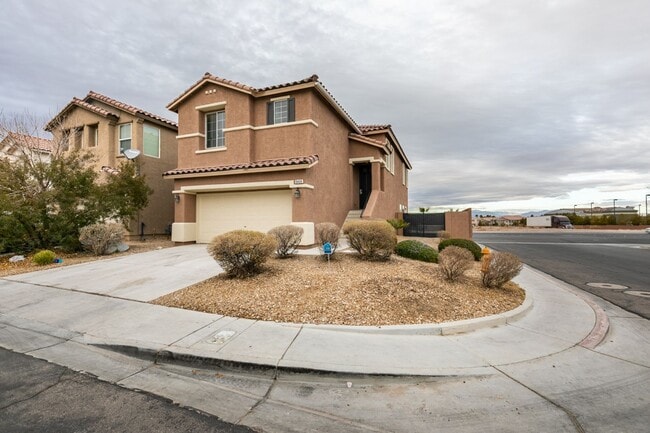 Building Photo - Beautiful Split-Level Home on Corner Lot with Pool and Spa!