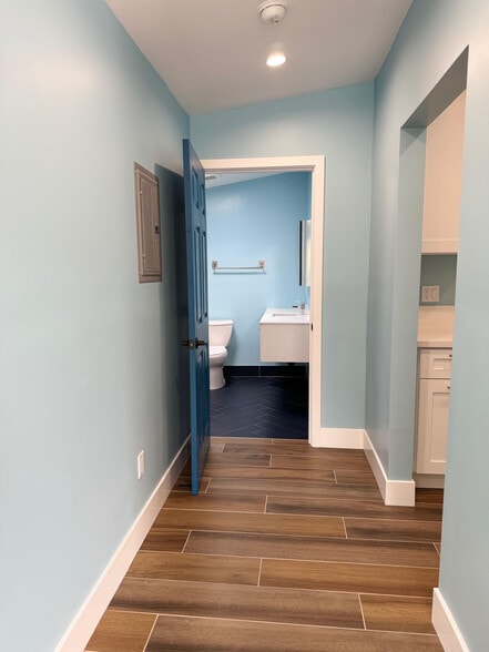 Building Photo - 6439 1/2 Graves Ave