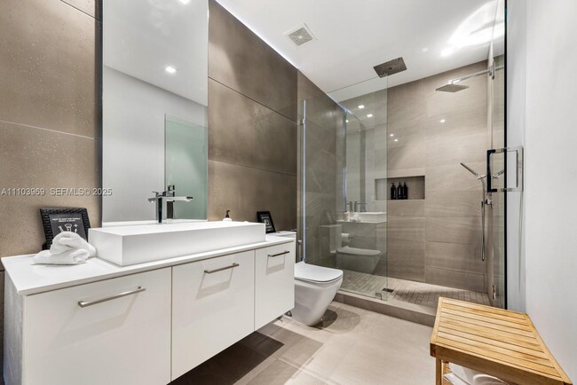 Building Photo - 440 Mola Ave