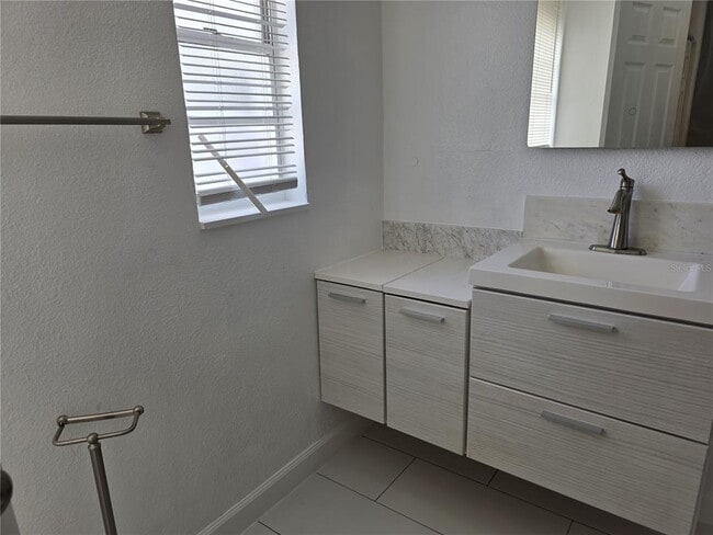 Building Photo - 1103 Teakwood Ave