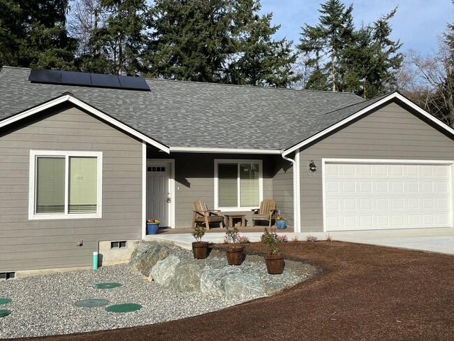 Building Photo - Single Level Freeland Home and Pet Friendly!