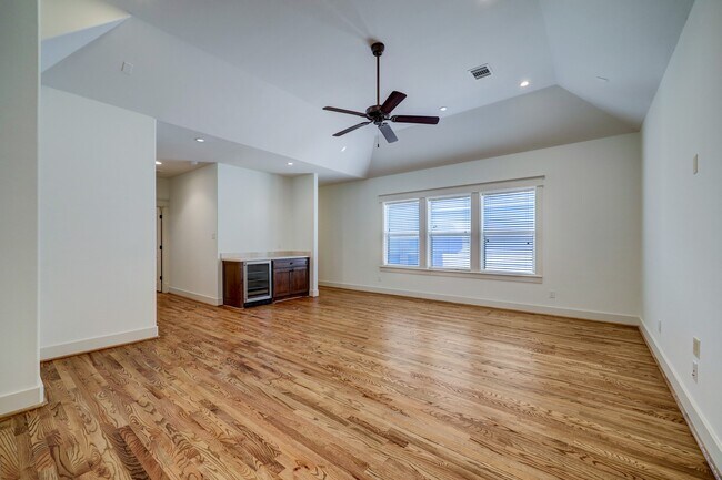 Building Photo - 2409 Morse St