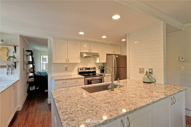 Building Photo - Fremont – Updated 2 Bedroom / 1 Bath Condo...