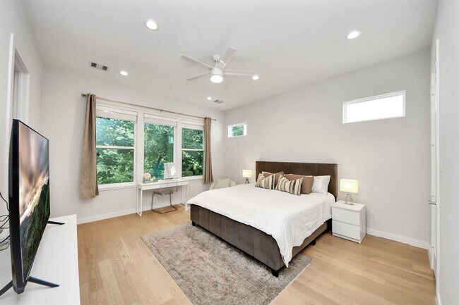 Building Photo - 849 Martin St