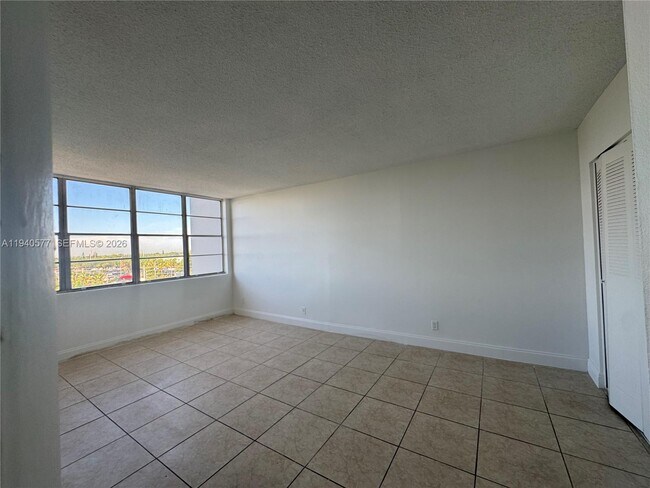 Building Photo - 2025 NE 164th St