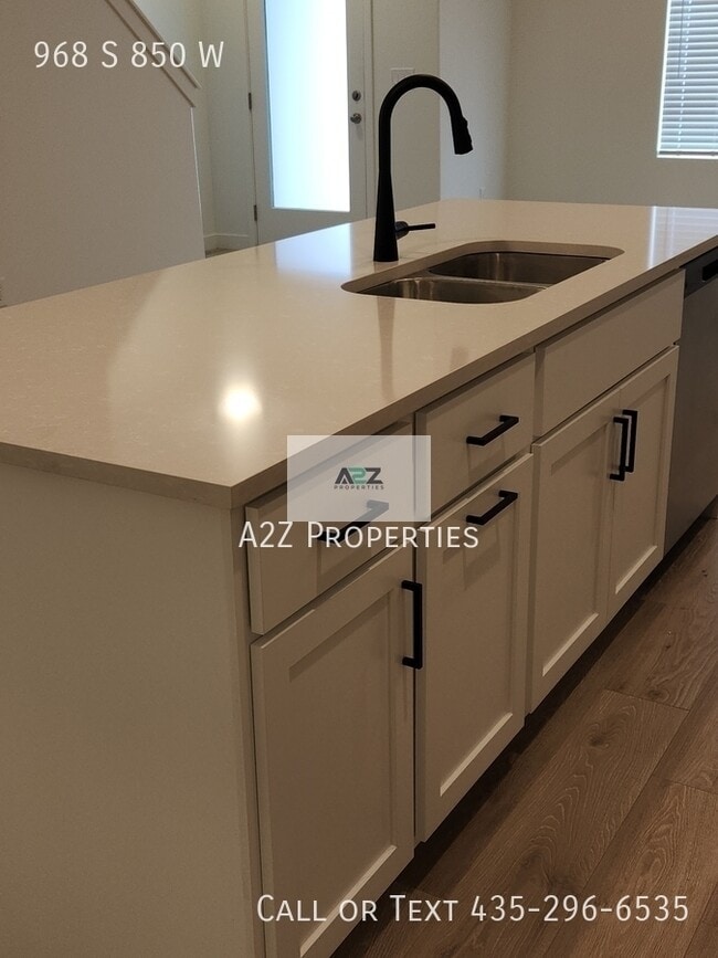 Building Photo - 968 S 850 W
