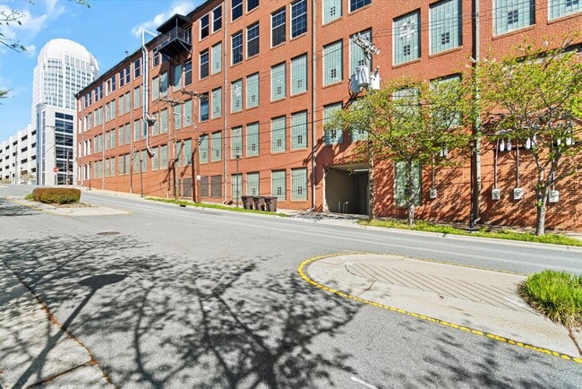 Building Photo - 101 N Chestnut St Apt 3