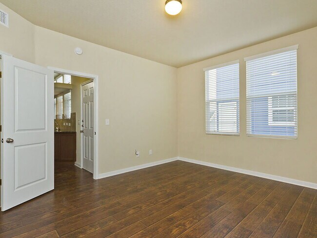 Building Photo - 335 Rachel St