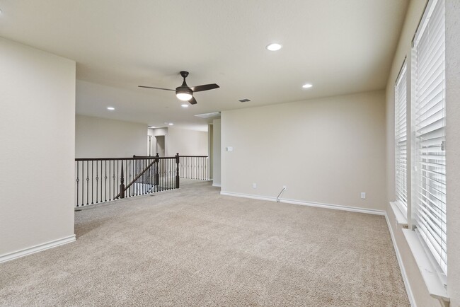Building Photo - 5 Bedroom/3.5 Bath Saddle Creek Subdivision