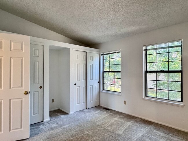 Building Photo - Well Maintained 2 BR/1BA Townhome Convenie...