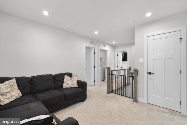 Building Photo - 1713 Aurora Way