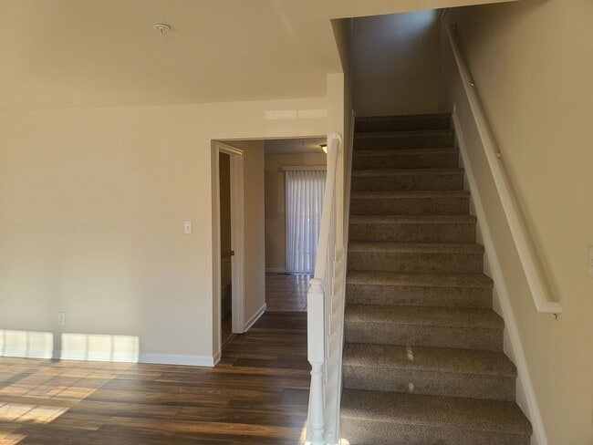 Building Photo - 3 Bedroom 2 1/2 bath ** End Unit** Townhome for Rent in Waynesboro