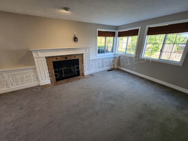 Building Photo - 4+ Bedroom Tigard Home With a Beautiful Vi...