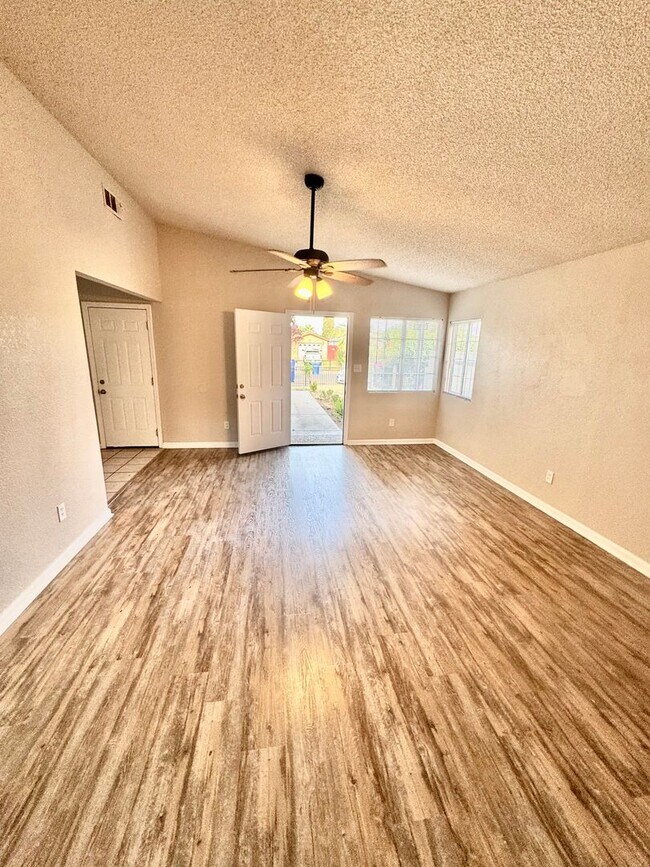 Building Photo - Enchanting Bakersfield property just 10 mi...