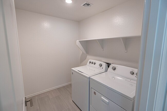 Building Photo - Stunning Sundrop Model Home – Brand New an...