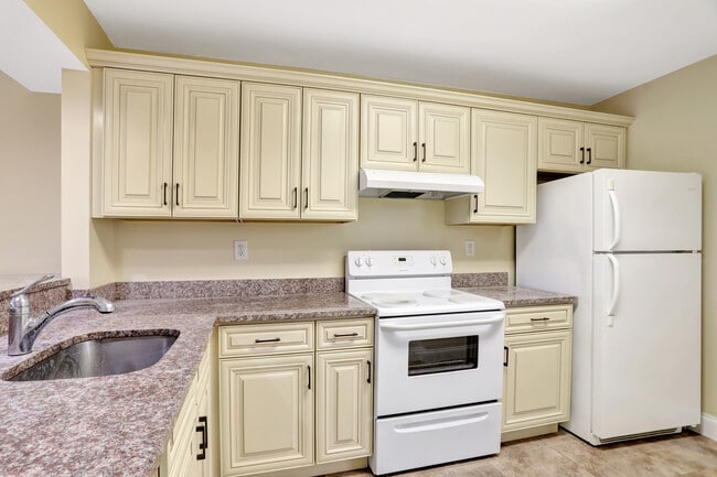 Building Photo - 3 Royal Palm Way