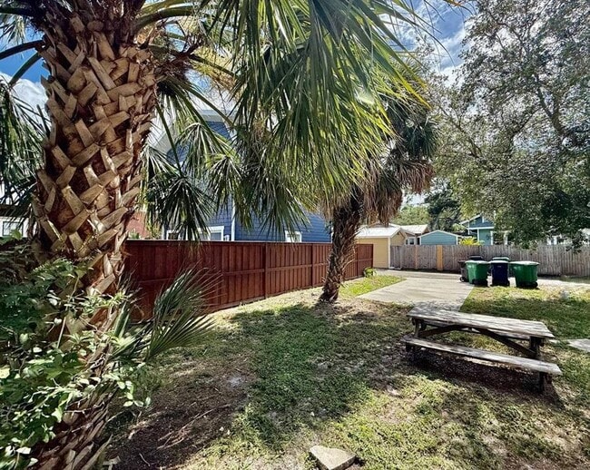 Building Photo - 607 S Willow Ave