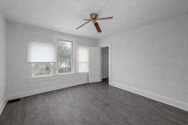 Building Photo - 851 W 25th St