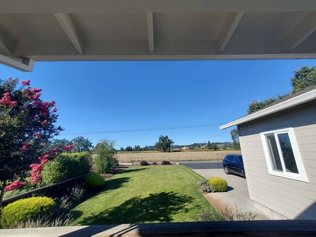 Building Photo - Nature Lover's Newer 1 bedroom single fami...
