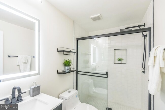 Building Photo - 1129 8th St NE