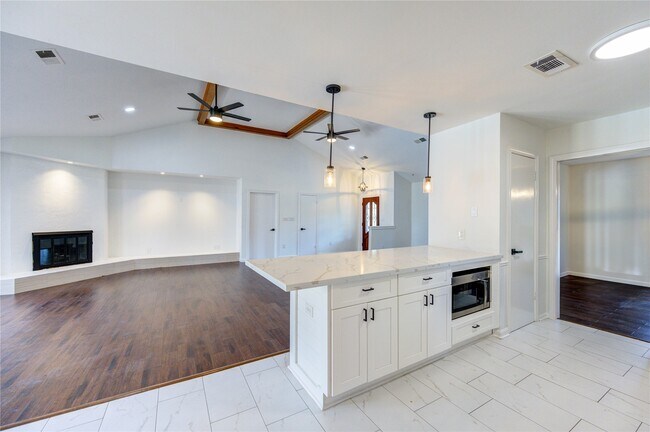 Building Photo - 5930 Miller Valley Dr