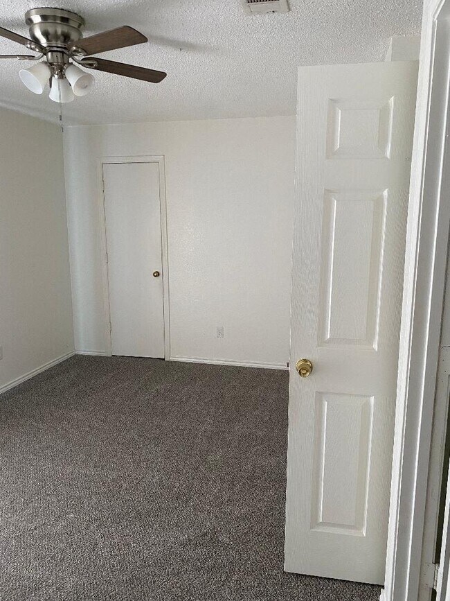 Building Photo - 718 Lariat Ln