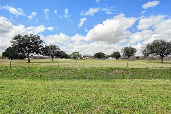 Building Photo - 1020 Thompson Oil Field Rd