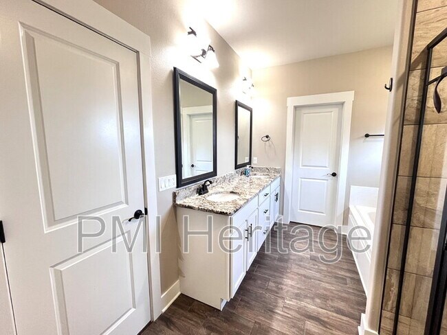 Building Photo - 557 Rossi St