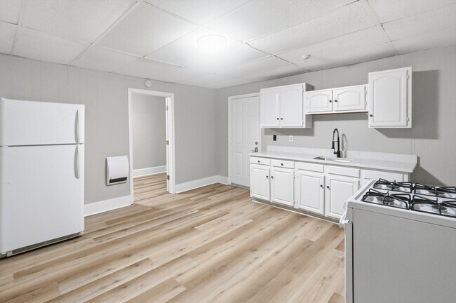 Building Photo - 168 Lunenburg St