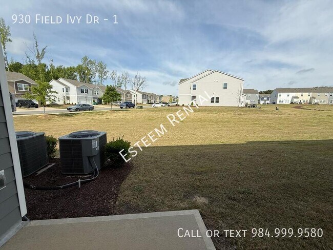 Building Photo - 930 Field Ivy Dr