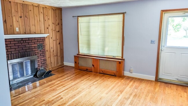 Building Photo - 3 Bedrooms, 1.5 Bathrooms - Guilderland Schools