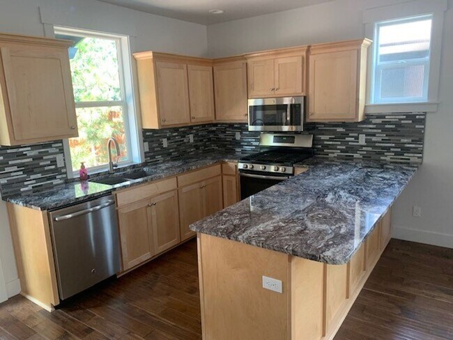 Building Photo - 3 Bed/2.5 Bath Single Family Home in NE Bend