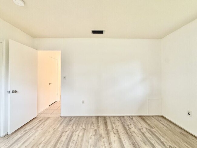 Building Photo - 4149 Prudence Dr