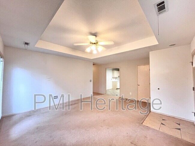 Building Photo - 886 N Daisy Ln