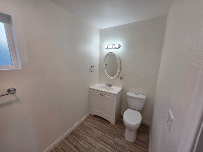 Building Photo - 524 W Greenwood Ave