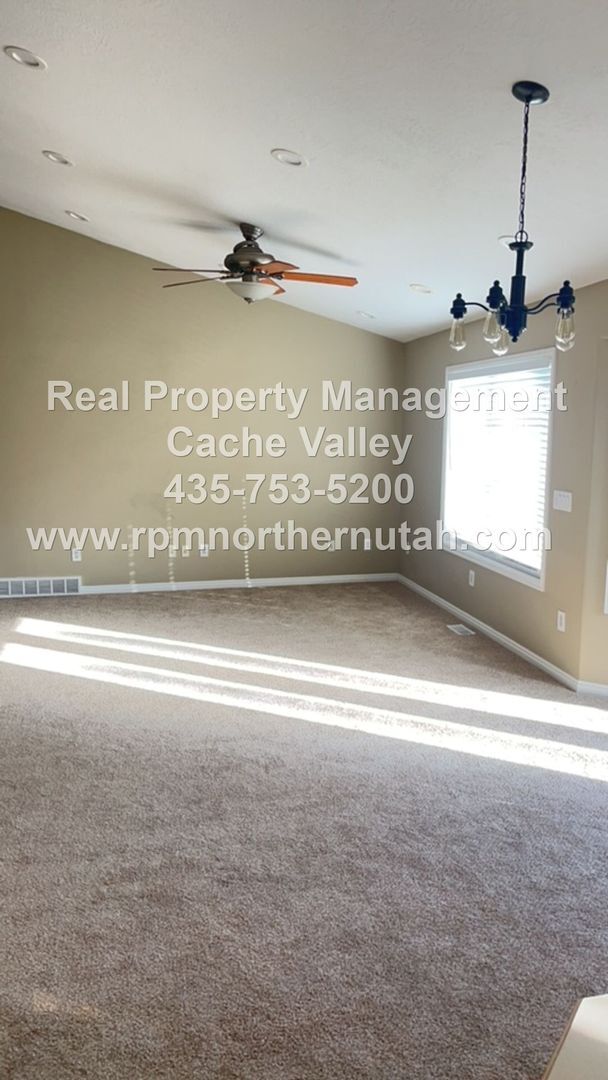 Building Photo - Beautiful 6 bedroom home available for immediate move in!