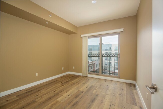 Building Photo - Stylish & Spacious Courtyard-Facing Condo in the Heart of Gaslamp