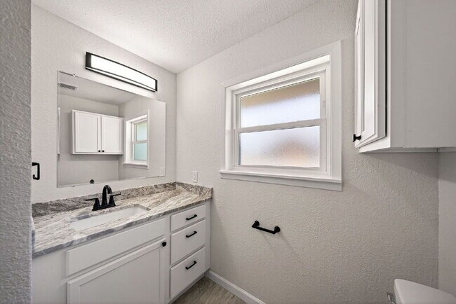 Building Photo - 192 Oriole Dr