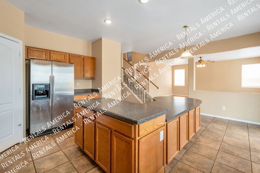 Building Photo - 629 E Saddle Way