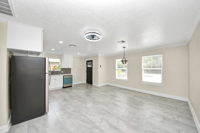 Building Photo - 7066 Villa Dr