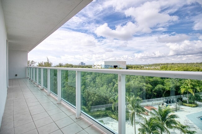 Building Photo - 100 Bayview Dr