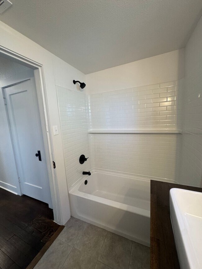 Building Photo - 1456 Magnolia Ave