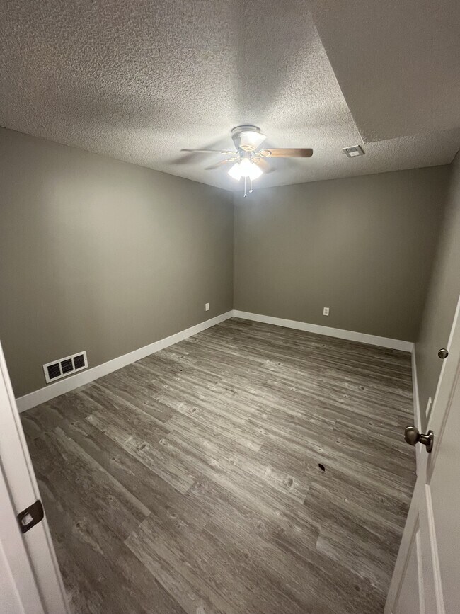 Building Photo - 723 Iron Horse Dr